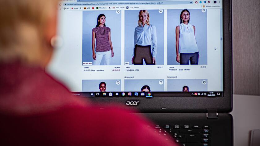 BFrau mit Notebook surft im Internet, Zalando Berlin *** Berlin woman with notebook surfing the Internet, Zalando Berlin