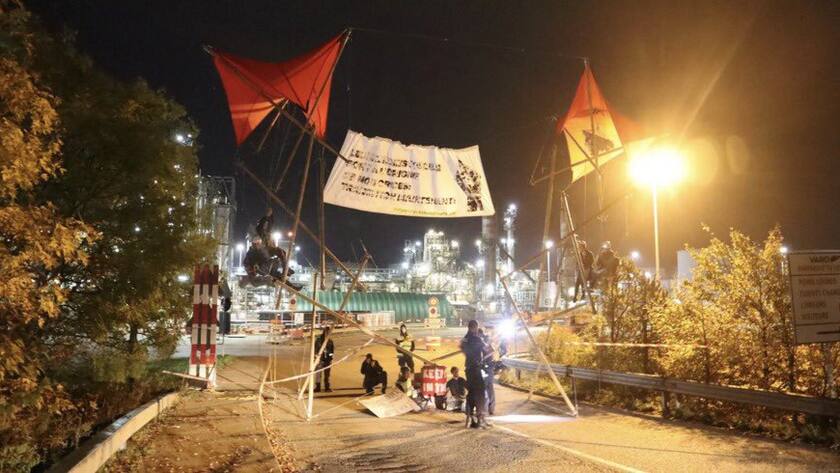 Aktivistinnen und Aktivisten von Debt for Climate Switzerland am Montagmorgen bei der Blockade der einzigen Erdölraffinerie in Cressier NE