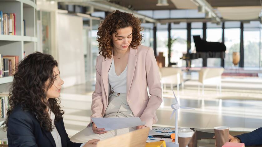 Businesswoman with document sitting with colleague at office model released, Symbolfoto property released, JCICF00071