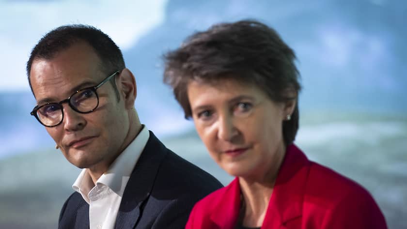 Christoph Brand, CEO Axpo, und Bundesraetin Simonetta Sommaruga, bei der Ersteinspeisung von "Alpin Solar", aufgenommen am Freitag, 8. Oktober 2021, in Linthal. Der Stromkonzern Axpo baut an der Muttsee-Staumauer die groesste alpine Solaranlage der Schweiz. Bis im Herbst sollen 4872 Solarmodule installiert werden. (KEYSTONE/Gian Ehrenzeller)..