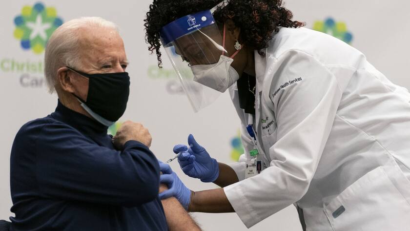 President-elect Joe Biden receives his first dose of the coronavirus vaccine from Nurse partitioner Tabe Mase at Christiana Hospital in Newark Del., Monday, Dec. 21, 2020, from nurse practitioner Tabe Mase. (KEYSTONE/AP Photo/Carolyn Kaster)