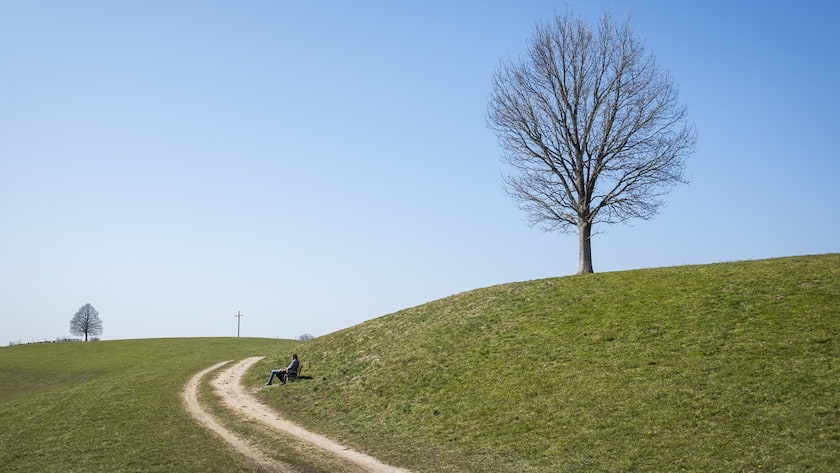 Ein Paar sitzt auf einer Bank in Stadtnaehe, aufgenommen am Samstag, 5. April 2020, waehrend der Coronavirus-Pandemie in St. Gallen. (KEYSTONE/Gian Ehrenzeller)