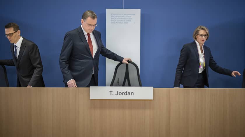 Swiss National Bank's (SNB) Vice Chairman of the Governing Board Martin Schlegel, Swiss National Bank's Chairman of the Governing Board Thomas Jordan and Member of the Governing Board Andrea Maechler, left to right, arrive to a media briefing at the Swiss National Bank in Zurich, Switzerland, on Thursday, September 22, 2022. (KEYSTONE/Michael Buholzer).