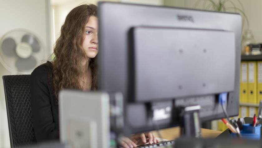 A learning commercial clerk works in an office of the Swiss Commercial Employees Association, in Zurich, Switzerland, on June 10, 2015. (KEYSTONE/Gaetan Bally)Eine Lernende kaufmaennische Angestellte arbeitet in einem Buero des Kaufmaennischen Verbandes Schweiz, am 10. Juni 2015, in Zuerich. (KEYSTONE/Gaetan Bally)