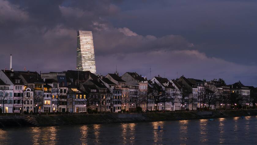 Der neue Roche-Turm glaenzt im Abendlicht in Basel am Mittwoch, 3. Februar 2016. (KEYSTONE/Georgios Kefalas)..