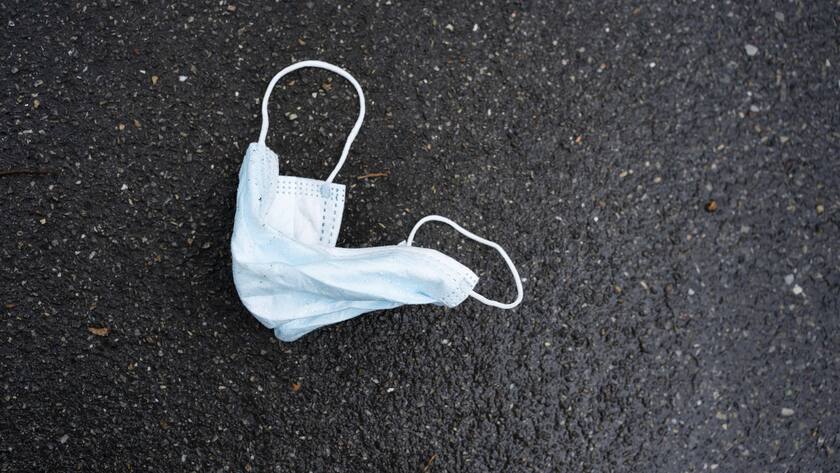 Eine benutzte Hygienemaske liegt weggeworfen auf dem nassen Boden, fotografiert am 29. August 2020 in Zuerich. (KEYSTONE/Gaetan Bally)