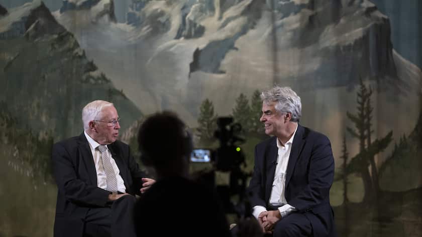 Alt Bundesrat Christoph Blocher, links, und Moderator Matthias Ackeret, bei der Aufzeichnung der Sendung zum 15-Jahr-Jubilaeum des Internetsenders Teleblocher, am Donnerstag, 6. Oktober 2022, im Haus der Freiheit, dem Gasthaus von Nationalraetin Esther Friedli und Alt-Nationalrat Toni Brunner, in Ebnat-Kappel. (KEYSTONE/Gian Ehrenzeller)