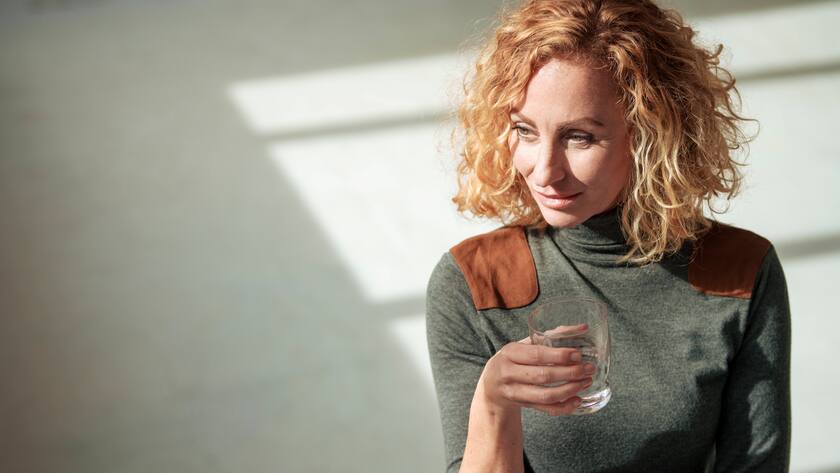 Würden Sie Dosenwasser kaufen? Smiling woman holding glass of water model released, Symbolfoto property released, JOSEF22076