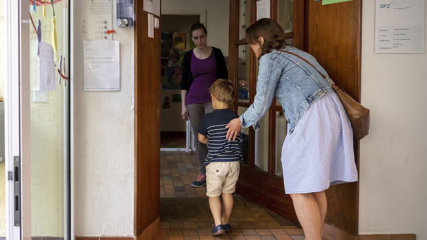Eine Mutter verabschiedet ihren Sohn in der GFZ Kindertagesstaette 8, fotografiert waehrend der Coronavirus-Pandemie am 17. April 2020 in Zuerich. (KEYSTONE/Christian Beutler)