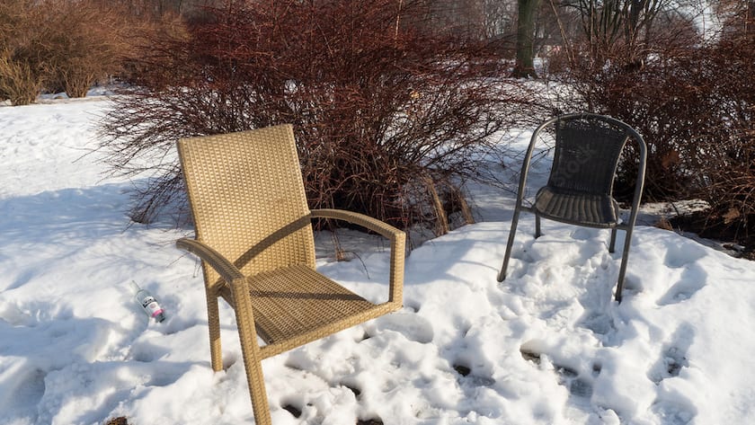 Stuhl mit zwei Beinen