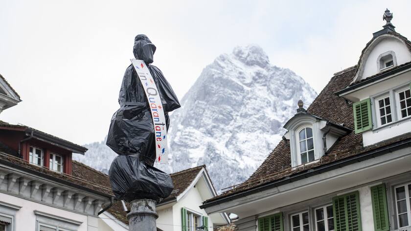 Die Figur des Dorfbrunnens mit dem Namen Fontanna z Rycerzem auf dem Hauptplatz in Schwyz wird von Fasnaechtlern unter Quarantaene gestellt, am Donnerstag, 6. Januar 2022. (KEYSTONE/Urs Flueeler)
