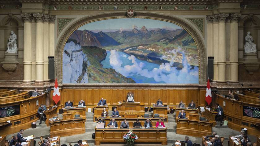 Nationalraete stimmen unter der Leitung von Nationalratspraesidentin Irene Kaelin, GP-AG, ab, waehrend der Sondersession des Nationalrats, am Mittwoch, 11. Mai 2022 im Nationalrat in Bern. (KEYSTONE/Peter Klaunzer)