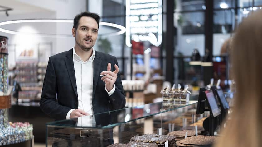Johannes Laederach, CEO Laederach Chocolatier Suisse, fotografiert waehrend eines Gespraechs am 18. November 2022 im House of Laederach in Bilten, Kanton Glarus. (KEYSTONE/Gaetan Bally)