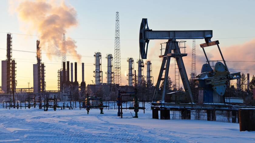 Pump jack and grangemouth refinery. Oil rig and grangemouth refinery on the sunset sky background. Panorama. PUBLICATIONxINxGERxSUIxAUTxONLY Copyright: xbashtax 13803634