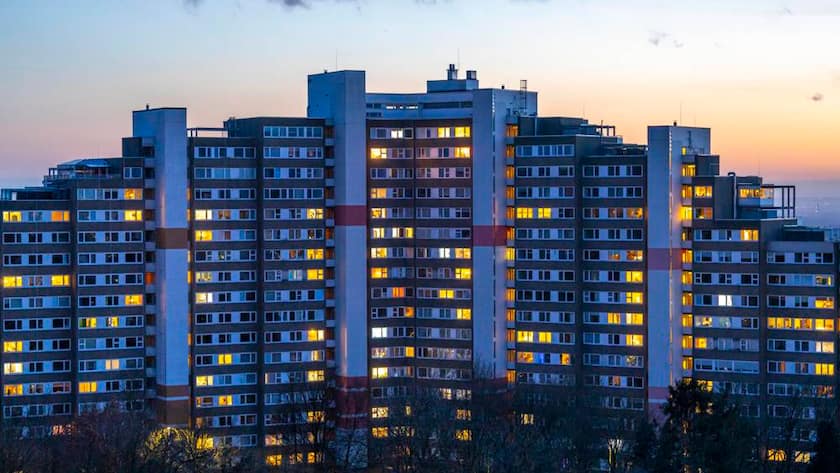 Hochhäuser im Wohnpark Bensberg, Bergisch-Gladbach, 18 stöckige Wohnsiedlung mit über 900 Wohnungen auf 7 Gebäudekomplexe verteilt, Abenddämmerung, beleuchtete Fenster, NRW, Deutschland Hochhaussiedlung *** High-rise buildings in the Bensberg residential park, Bergisch Gladbach, 18-storey housing estate with over 900 apartments spread over 7 building complexes, dusk, illuminated windows, NRW, Germany High-rise housing estate
