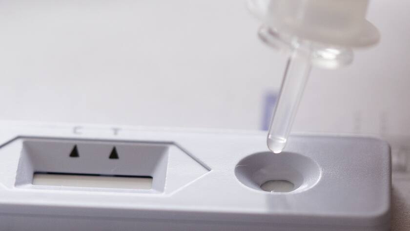 Eine Frau macht einen Coronavirus Antigen-Selbsttest mit Nasenabstrich bei sich zu Hause, am Mittwoch 7. April 2021 in Zuerich. (KEYSTONE/Gaetan Bally)