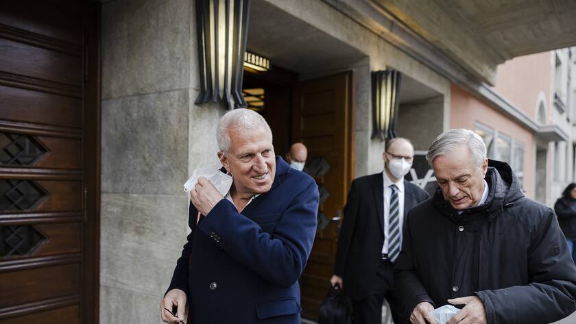 Der ehemalige Raiffeisenchef Pierin Vincenz, links, verlaesst mit Anwalt Lorenz Erni das Volkashaus beim Raiffeisen-Prozess des Zuercher Bezirksgerichts, am Dienstag, 25. Januar 2022, in Zuerich.