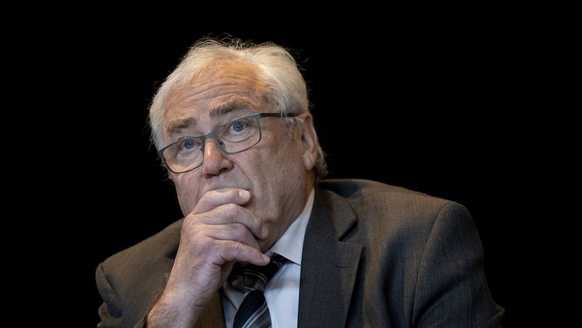 Alois Gmuer, Nationalrat Kanton Schwyz, spricht waehrend der Delegiertenversammlung der Mitte-Partei am Samstag, den 7. Mai 2022, in der Lintharena in Naefels GL. (KEYSTONE/Christian Merz)