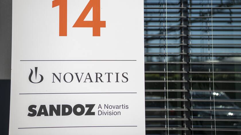 Der Schweizer Verwaltungshauptsitz des Generika-Konzerns Sandoz in der Suurstoffi in Rotkreuz im Kanton Zug in der Gemeinde Risch im Kanton Zug am Donnerstag, 25. August 2022. Novartis will das Sandoz Geschaeft durch eine hundertprozentige Ausgliederung als eigenstaendiges Unternehmen abspalten, teilte das Unternehmen am Donnerstag mit. (KEYSTONE/Urs Flueeler)