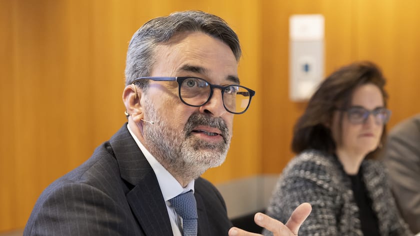 Urban Angehrn, Direktor FINMA, vorne, spricht neben Marlene Amstad, VR-Praesidentin FINMA, und Tobias Lux, Mediensprecher FINMA, waehrend einer Medienkonferenz, am Mittwoch, 5. April 2023 in Bern. (KEYSTONE/Peter Klaunzer)