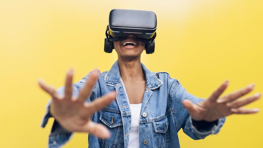 Frau mit einem virtual reality-Headset vor den Augen