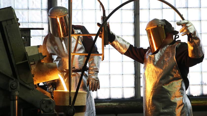 RYAZAN REGION, RUSSIA - APRIL 12, 2018: Workers manufacturing gold bars at the Prioksky plant of non-ferrous metals in the town of Kasimov. Alexander Ryumin/TASS (Photo by Alexander Ryumin\TASS via Getty Images)