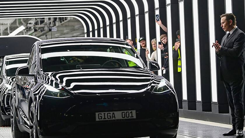 Tesla hat im vergangenen Quartal den nächsten Rekordwert bei den Auslieferungen erreicht. Die Firma von Tech-Milliardär Elon Musk verkaufte von Juli bis September 343'830 Elektroautos.