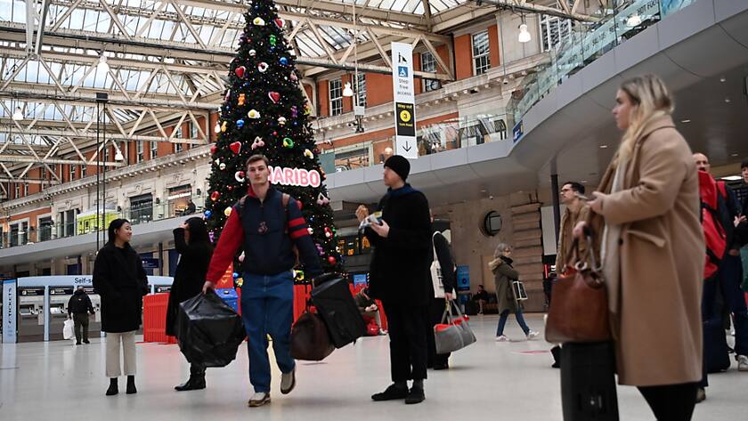 Kaum Züge: Reisende in der Bahnstation Waterloo in London an Heiligabend.