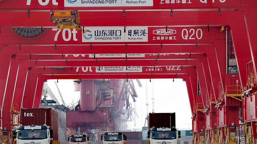 Eine schwache globale Nachfrage und die Corona-Lage in China haben den chinesischen Aussenhandel im Dezember erneut stark belastet. Chinas Exporte gingen laut Zoll in US-Dollar berechnet um 9,9 Prozent im Vergleich zum Vorjahresmonat zurück. (Archivbild)