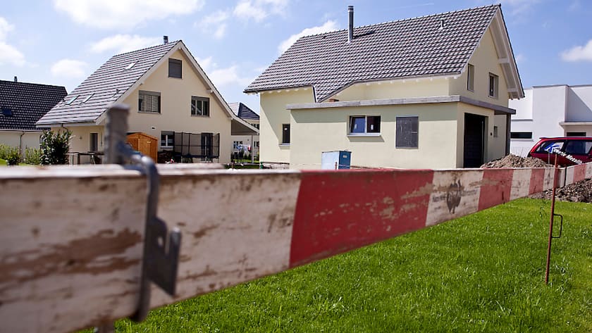 Die Preise für Einfamilienhäuser und Eigentumswohnungen sind im ersten Quartal 2023 gestiegen, wie eine Auswertung des Immobilienspezialisten IAZI zeigt.