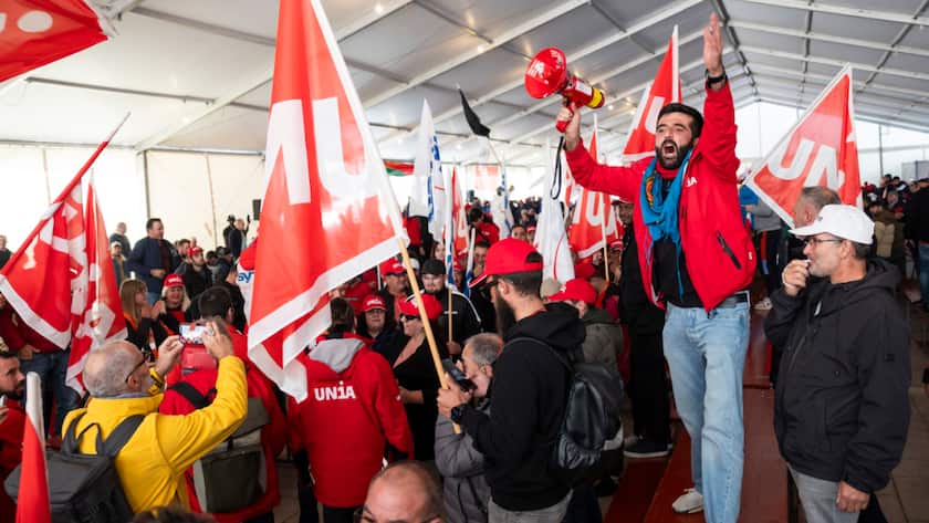 Maurer aus der ganzen Westschweiz mobilisierten sich am Dienstag in grosser Zahl in Lausanne-Ouchy, um gegen die Verschlechterung ihrer Arbeitsbedingungen zu protestieren.