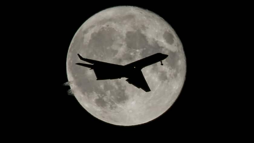 ARCHIV - Ein Flugzeug ist in der Nähe von Los Angeles vor dem Vollmond zu sehen. Foto: Ringo Chiu/ZUMA Wire/dpa - ACHTUNG: Nur zur redaktionellen Verwendung und nur mit vollständiger Nennung des vorstehenden Credits