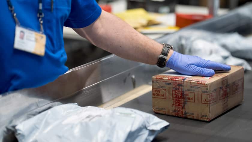 Die Zöllner schauen genau hin: In einer Woche haben sie im Kanton Zürich 1088 illegale Sendungen aus dem Ausland gestoppt.