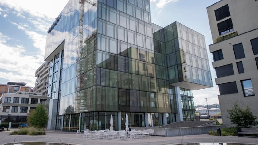 Alcon rechnet im laufenden Jahr mit einem Umsatz in Höhe von 10,3 bis 10,4 Milliarden Dollar und einer Marge von 19,5 bis 20,5 Prozent. (Archivbild vom Hauptsitz in Hünenberg im Kanton Zug)