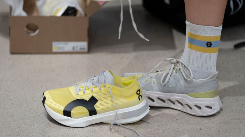 Mitglieder des On Running Club holen Sportschuhe für einen Trail. (Archivbild)