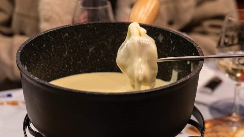 Wettbewerbsteilnehmer kosten eines der Fondues, die am Samstag in Tartegnin VD an der Fondue-WM präsentiert wurden.