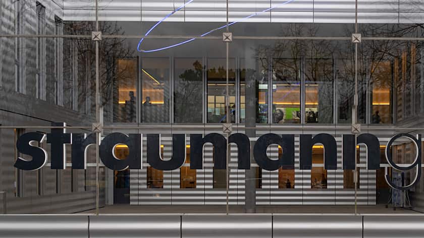 Der Zahnimplantatehersteller Straumann will den Umsatz bis 2030 um jährlich 10 Prozent steigern. (Archivbild)