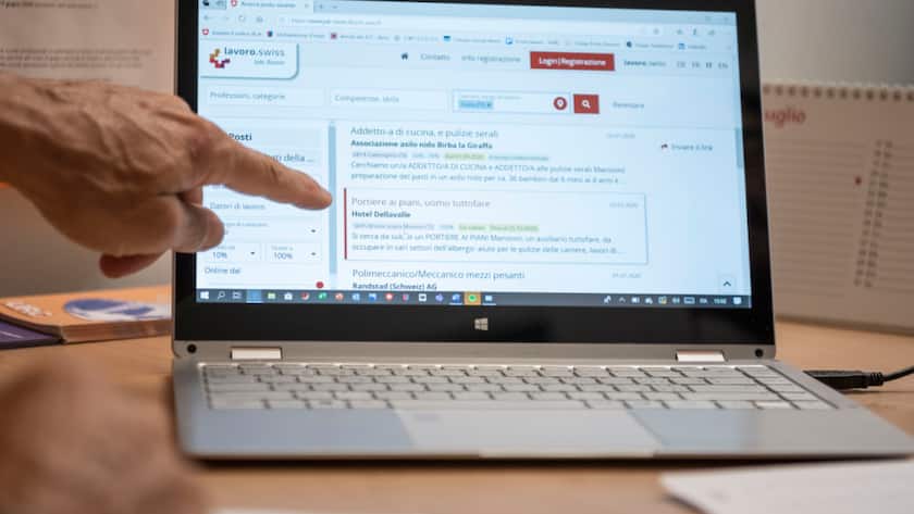 Die konjunkturelle Abkühlung in der Schweiz hat Folgen für den Arbeitsmarkt. Der Fachkräftemangel hat laut dem Personaldienstleister Adecco das zweite Jahr in Folge deutlich abgenommen. (Symbolbild einer Stellenberatung auf dem RAV)