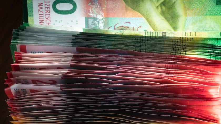 Menschen in der Deutschschweiz können mehr Geld auf die Seite legen als Leute in der Romandie. Auch die finanzielle Zufriedenheit ist in der Westschweiz tiefer, wie eine neue Studie der Bank Cler zeigt. (Symbolbild)