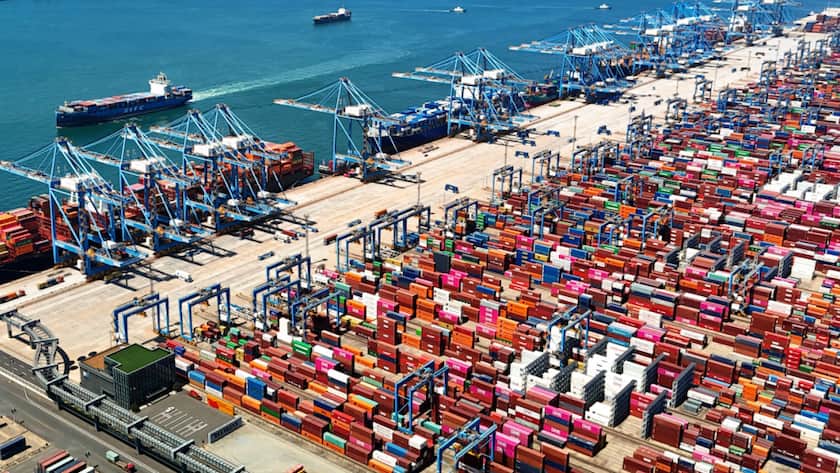 Container-Hafen in Qingdao: Chinesische Exportkontrollen verlängern die Lieferzeiten für europäische Unternehmen. (Archivbild)