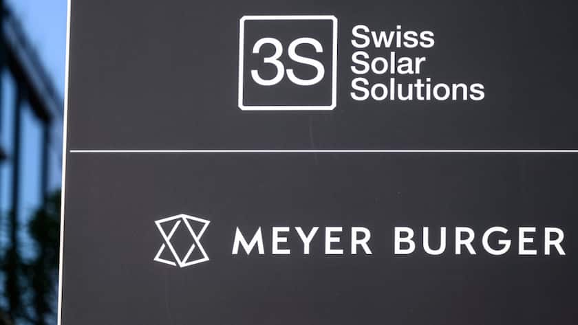 Der Schriftzug von 3S Swiss Solar Solutions und Meyer Burger auf einer Tafel vor dem Businesspark Gwatt, fotografiert am Freitag, 2. Mai 2025 in Gwatt. (KEYSTONE/Christian Beutler)