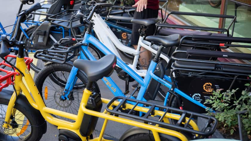 Verschiedene Longtail-Lastenvelos vor einem Verkaufsgeschäft. Der Ständerat will, dass sie künftig alle ein Kontrollschild tragen müssen. (Archivbild)