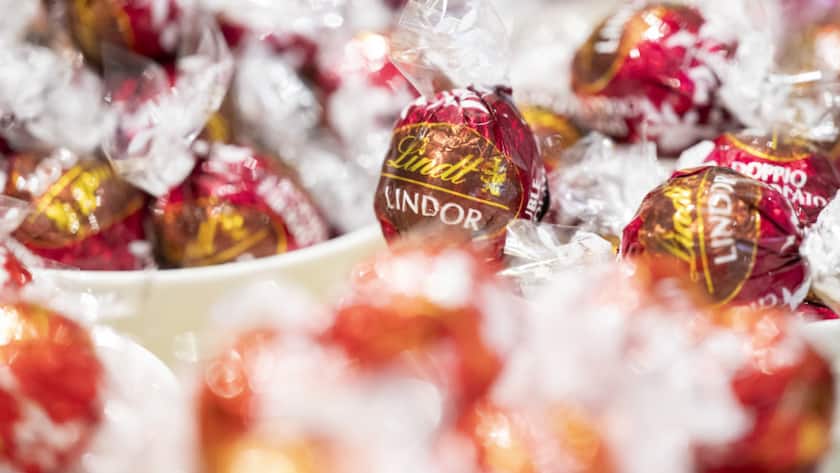 Der Schokoladenhersteller Lindt & Sprüngli will seine Lindor-Kugeln nicht bei Aldi und Lidl verkaufen. (Archivbild)