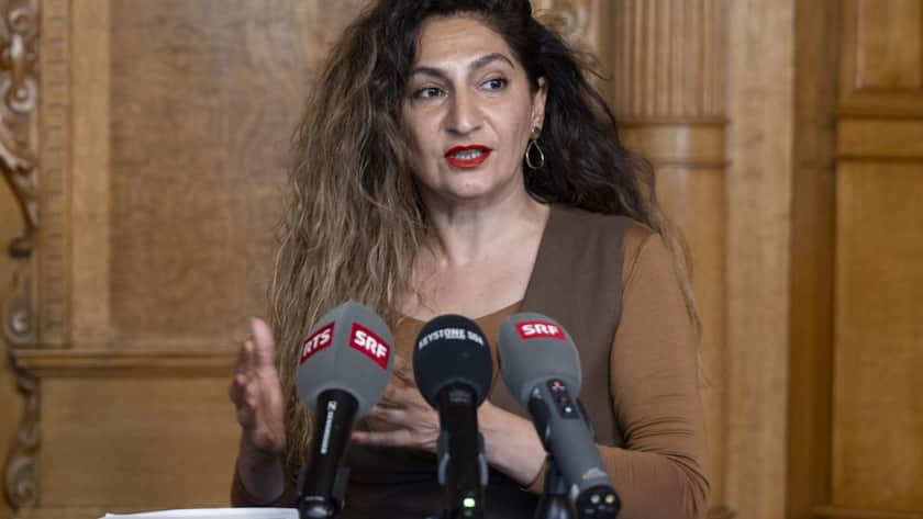 Kommissionspräsidentin Sibel Arslan (Grüne/BS) informiert die Medien über die Entscheide der Aussenpolitischen Kommission des Nationalrates zum Mandat für die Zoll-Verhandlungen mit den USA. (Archivbild)