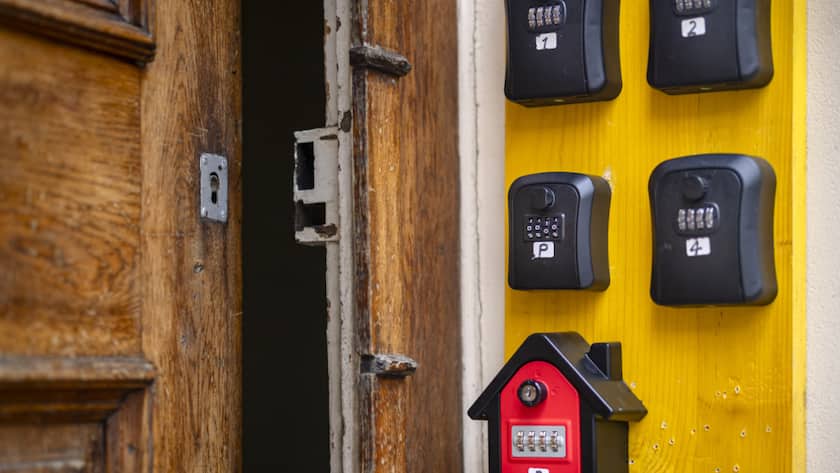 Die massenhafte Vermietung von Ferienwohnungen wird in Spanien von vielen als eine der Hauptursachen der zunehmenden Wohnungsnot kritisiert: Schlüsselboxen für Appartements bei einem Hauseingang. (Symbolbild)