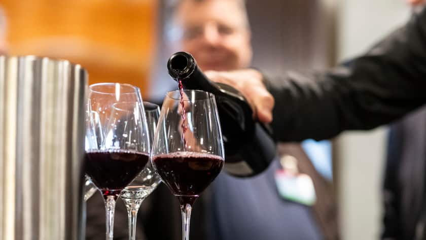 Die Motion Würth fordert das Abwarten weiterer Studien, bevor neue Empfehlungen zum Alkoholkonsum ausgesprochen werden. (Symbolbild)