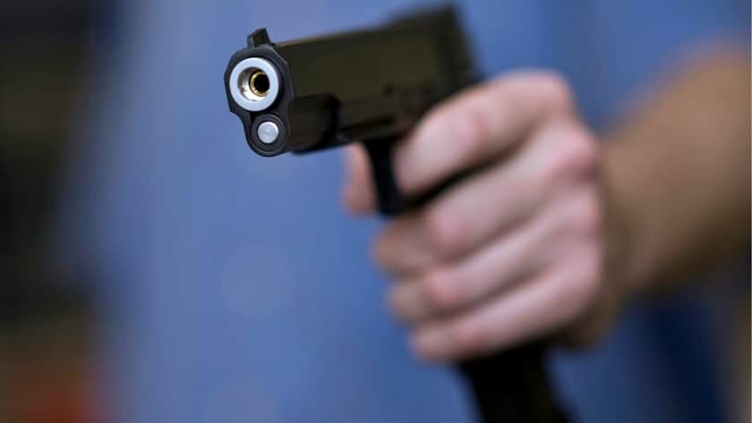 Imitationswaffen, die in der Schweiz verboten sind, sollen von ausländischen Online-Händlern gekennzeichnet werden müssen. Das verlangt das Parlament vom Bundesrat. (Themenbild)