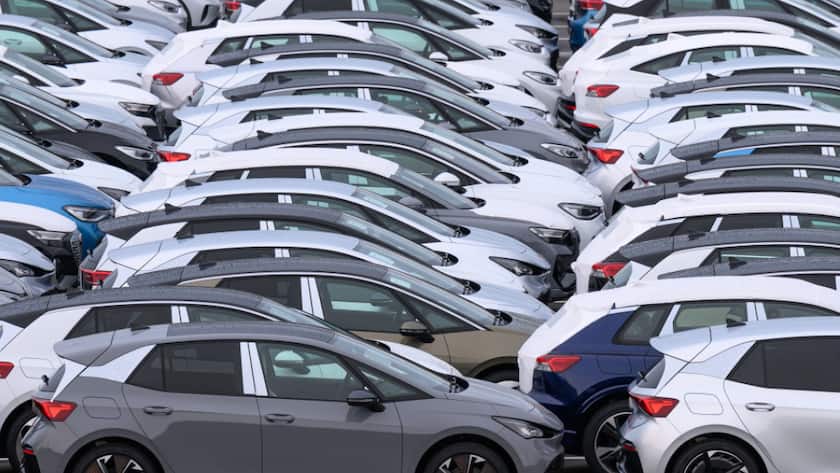 Die EU-Kommission setzt nicht mehr nur auf vollelektrische Fahrzeuge wie in diesem Bild. Sie will Klimaziele und Vorstellungen der Autobauer unter einen Hut bringen. Auch nach 2035 könnten deshalb Neuwagen mit Verbrennungstechnologie noch zugelassen werden.