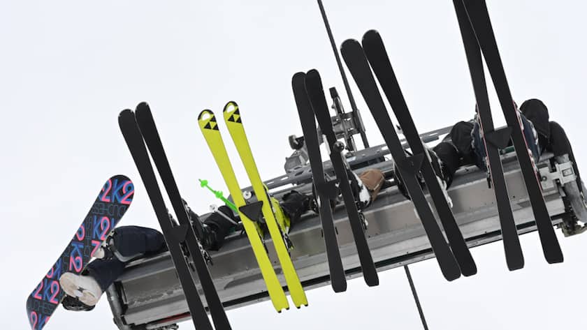 Eine Umfrage deutet darauf, dass verunsicherte Verbraucherinnen und Verbraucher aus Deutschland in den Winterferien sparen. (Archivbild)