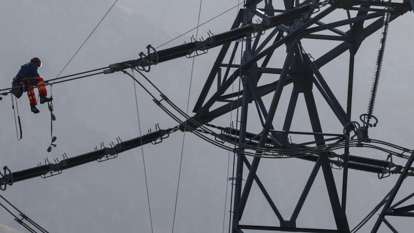 Das soll die Norm sein bei Hochspannungsleitungen: Freileitung der nationalen Netzgesellschaft Swissgrid auf dem Gotthardpass im Sommer dieses Jahres. (Archivbild)